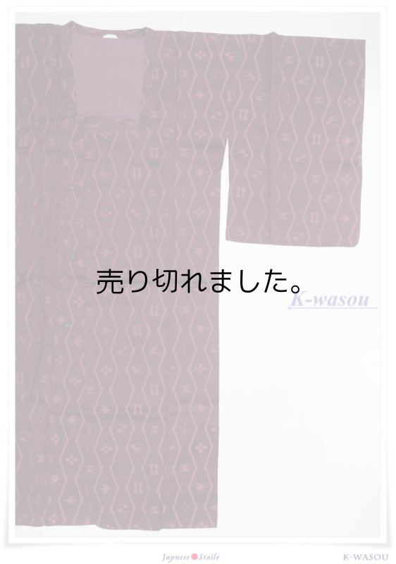 「雨コート 道行衿」リサイクル雨コート道行衿 丈122cm Mサイズのリサイクル雨コート赤茶 琉球柄 正絹 a3m0m7y4「中古」身長150cm前後目安 東急デパート